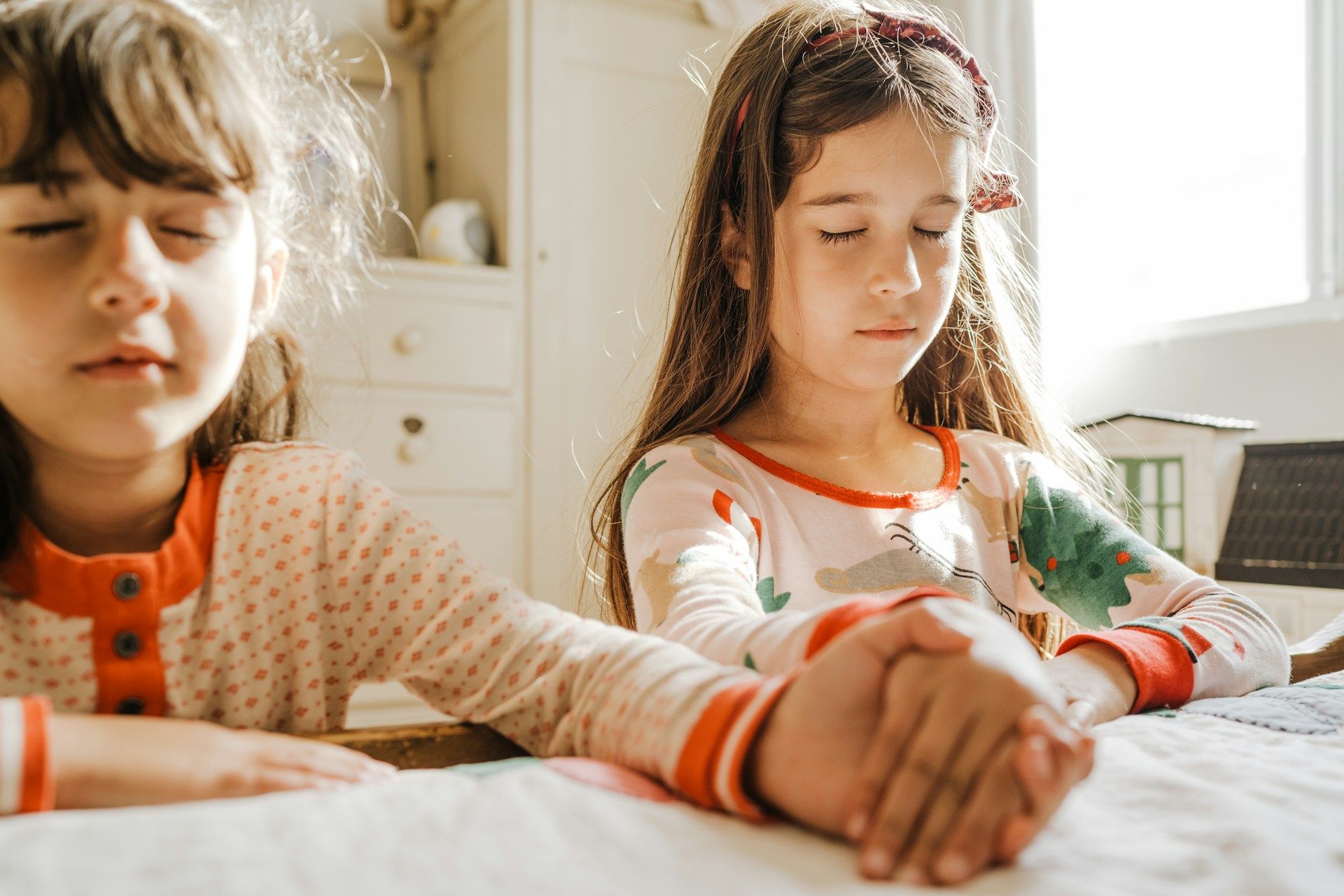 kids who are praying